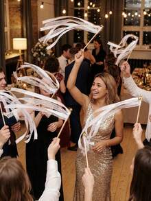 Bacchetta da sposa in stile europeo con nappe in nastro, pizzo, nastro di raso colorato, manico in legno, campana in nastro di raso e pizzo bianco, adatta per matrimoni, festival, feste e regali per addii al nubilato - Multicolore - Visualizzare 9