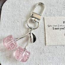 1 pièce Nouveau porte-clés en forme de cerise brillante simulée pour femmes, chaîne de sac/téléphone mode délicate en 3D avec fruit, joli charm de sac en forme de cerise, pendentif de fruit en acrylique frais, porte-clés de cerise douce, décoration de téléphone suspendue en métal doré girly. Cadeau pour mère, père, remise de diplôme et enseignant - Rouge foncé - Voir 3