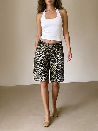 时尚豹纹牛仔百慕大短裤，双口袋设计兼具实用性和野性，诠释出休闲舒适的出行态度。