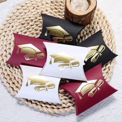 Bộ 5, 10 hoặc 15 hộp quà tặng tốt nghiệp cao cấp hình gối - Thiết kế bằng tốt nghiệp vàng, có màu đỏ hoặc đen. Mỗi hộp quà tốt nghiệp đều kèm theo một hộp kẹo và là món quà hoàn hảo cho mùa tốt nghiệp, Giáng sinh và Halloween.