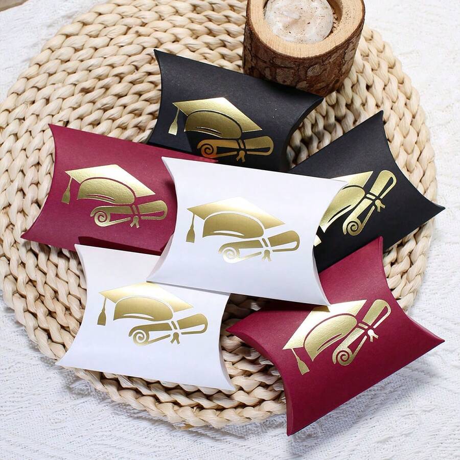 Bộ 5, 10 hoặc 15 hộp quà tặng tốt nghiệp cao cấp hình gối - Thiết kế bằng tốt nghiệp vàng, có màu đỏ hoặc đen. Mỗi hộp quà tốt nghiệp đều kèm theo một hộp kẹo và là món quà hoàn hảo cho mùa tốt nghiệp, Giáng sinh và Halloween. - Nhiều màu - Xem 1