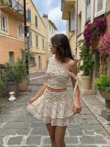 2026新款HoloChill优雅白色蕾丝两件套，采用不对称领口设计，半透明露脐上衣搭配层叠高弹迷你裙，完美适用于休闲夏季、海滩、度假、派对和优雅浪漫的装扮。 - 白色 - 查看 3