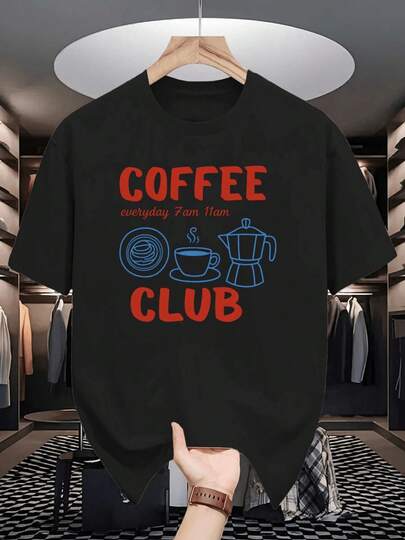 Dibujo de taza de café cafetera y panqueques con texto COFFEE everyday 7am 11am CLUB Camiseta de hombre confortable con 100% algodón suave