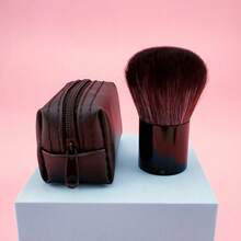 1 cọ tán phấn má hồng cán ngắn, đế kim loại có nắp đậy, kiểu cọ nấm KABUKI, kèm túi đựng. - màu đen - Xem 2