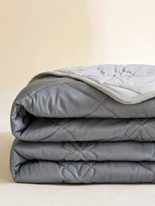 1件装凉爽丝绸夏季被，空调被，薄毯。亲肤面料，柔软舒适，适合裸睡，透气顺滑，适合家居卧室装饰、婚礼用品、情人节、复活节礼物、母亲节礼物，四季皆宜。 - 灰色 - 查看 8