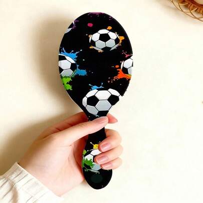 Bàn chải tóc họa tiết World Cup, bàn chải hình bầu dục có in hình quả bóng đá, cầm nắm tiện lợi và thoải mái, nhẹ nhàng với tóc, massage da đầu dễ chịu.