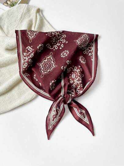 1 chiếc khăn tam giác bằng cotton in họa tiết Paisley thanh lịch, phụ kiện công sở phong cách retro mang đến vẻ sang trọng.