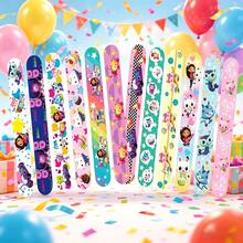 Set de 12 piezas de pulseras y anillos para fiesta de cumpleaños 2026 Gabi Hut, que incluye anillos, regalos pequeños interactivos, anillos de moda, artículos de bajo costo - Multicolor - Ver 1
