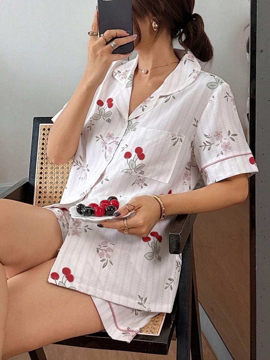 Dreamivo 女士休闲宽松舒适条纹樱桃印花Polo领纽扣前袋短袖短裤睡衣套装,适合春秋季穿着 - 彩色 - 查看 1