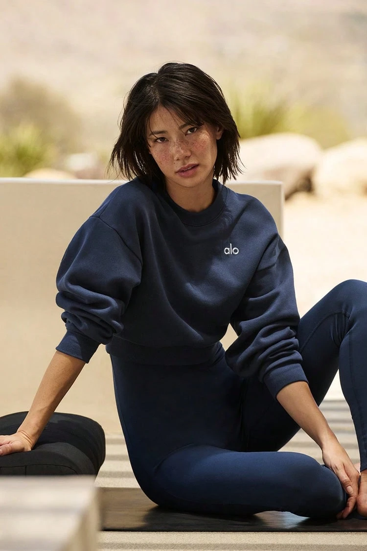 Alo Yoga Accolade Crewneck Cropped con diseño de ajuste relajado para mujer, color azul marino W3924rg - Azul Marino - Ver 1