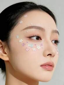 1 miếng dán hình trái tim hoa màu xanh nhạt, hồng và trắng kèm đá giả ngọc trai, miếng dán trang điểm mặt trong suốt tinh tế cho sân khấu/đám cưới/trang điểm phong cách Kawaii, kiểu trang điểm dự concert, đá quý trang trí mặt. - Nhiều màu - Xem 2
