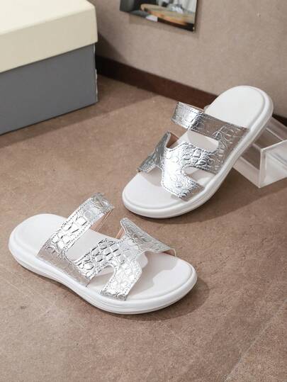 1 par de chanclas de playa para niños en color plateado, de cuero suave y brillante lacado de unicolor, diseño minimalista clásico con puntera abierta, suela elástica suave y antideslizante, diseño de fácil deslizamiento, sandalias planas de moda adecuadas para niños y niñas, uso diario casual, playa, vacaciones, fiesta, primavera/verano, nuevo lanzamiento