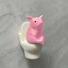 可爱小猪马桶汽车桌面摆件，设计可爱，小巧精致，适合摆放在汽车中控台和桌面上。 - 馬桶豬車載擺飾 - 查看 5