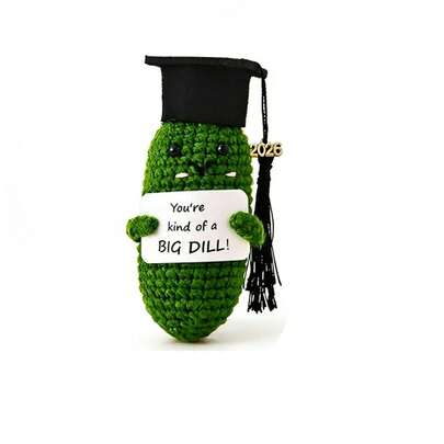 1pc Graduation Season Cucumber Graduation Gift 2026-Dadill Pickle With Bracket | Hand Crochet Graduation Gift Is Suitable For High School, University, Nurses And Doctors. A Gift For Her