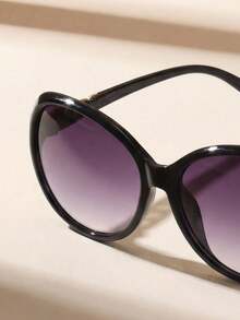 1 par de gafas de sol ovaladas grandes con marco negro y degradado, adecuadas para atuendos elegantes, viajes, deportes, conducción, festivales, playa, festivales de música, salidas, accesorios de verano, vacaciones, salidas familiares, protección UV, golf, senderismo, estilo callejero, deportes, fiestas, actividades al aire libre, pesca, vacaciones, protección solar - negro doble gris - Ver 2