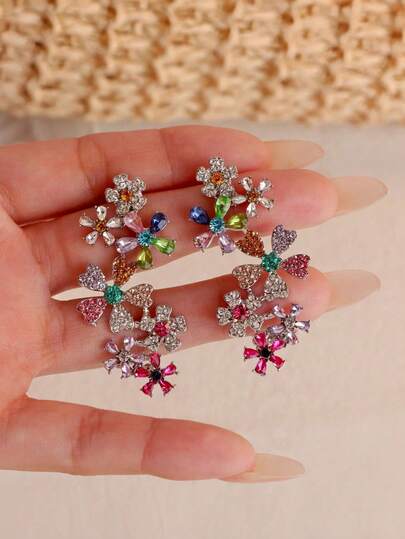 一对彩色花朵耳环，设计独特，甜美时尚，适合春夏佩戴。