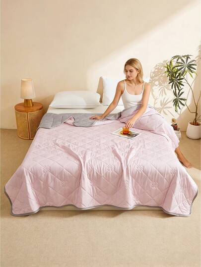 1pc Cooling Silk Summer Quilt, Air Conditioning Quilt, Thin Blanket. Skin-Friendly Fabric, Soft And Comfortable For Nude Sleeping, Breathable And Smooth, Suitable For Home Bedroom Decor, Wedding Supplies, Valentine's Day, Easter Gifts, Mother's Day Gifts, All Seasons