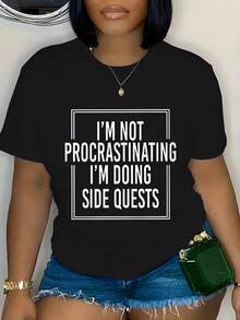 Plus Size - Women'S Plus Size Funny Graphic T-Shirt - "I'm Not Procrastinating I'm Doing Side Quests" Bold White Text, Lightweight Crew Neck Top For Everyday & Gaming Outfits - Machine Washable Casual Shirt For Women, Spring Summer Apparel, Playful Design, Relaxed Fit Tee, Lounge Wear, Statement Tee, Breathable Material, Short Sleeve Tee, Gamers Outfit - 黑色 - 查看 2