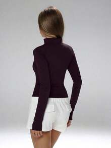 This Sporty Jacket Features A Minimalist And Fashionable Style, Combining Collegiate And Athletic Elements.With Long Sleeves And Thumb Holes, The Comfortable Stretchy Fabric Is Suitable For Dance/Pilates Workouts.The Front Zip-Up Design With A Low Collar Allows You To Easily Transition From Street To Gym.With Shaping Seams, A Slim Fit, Full Coverage, Long Sleeves With Thumb Holes, Effective Cinched Waist, Bust Lifting Pleats, 360° Stretch Structure, And Anti-Slip Zipper Guard, This Is A Women's Fitted Zip-Up Jacket.Spring - 紫色 - 查看 4
