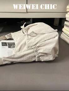 Tas Bahu Lipit Ringan, Favorit Baru untuk Berkomuter, Bepergian, dan Sekolah. Warna putih gading polos, desain multi-saku, dihiasi pita di sisi samping, dan dilengkapi dengan dua tempat gelas di samping. Desain lipit di bagian atas dipadukan dengan resleting logam yang halus. Tali bahu yang dapat disesuaikan, cocok untuk anak perempuan untuk digunakan dalam berbagai kesempatan seperti pesta, perjalanan bisnis, dan berkomuter sehari-hari. - Krem - View 4