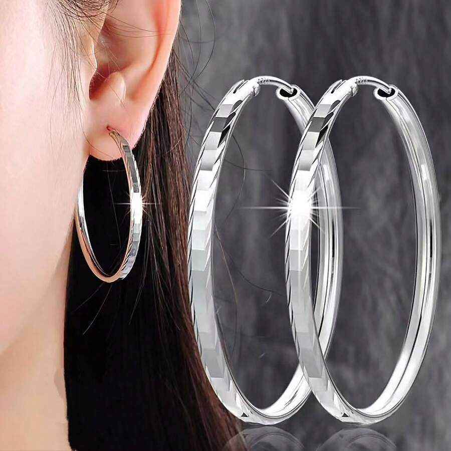 1 Đôi bông tai nữ kiểu dáng vòng lớn, bạc S925 hình kim cương, không gây dị ứng, thích hợp để đeo hàng ngày, dự tiệc sinh nhật, kỷ niệm, họp mặt, tiệc tùng và các dịp khác. Cũng có thể dùng làm quà tặng cho gia đình và bạn bè như một món trang sức cao cấp. - Bạc - Xem 1