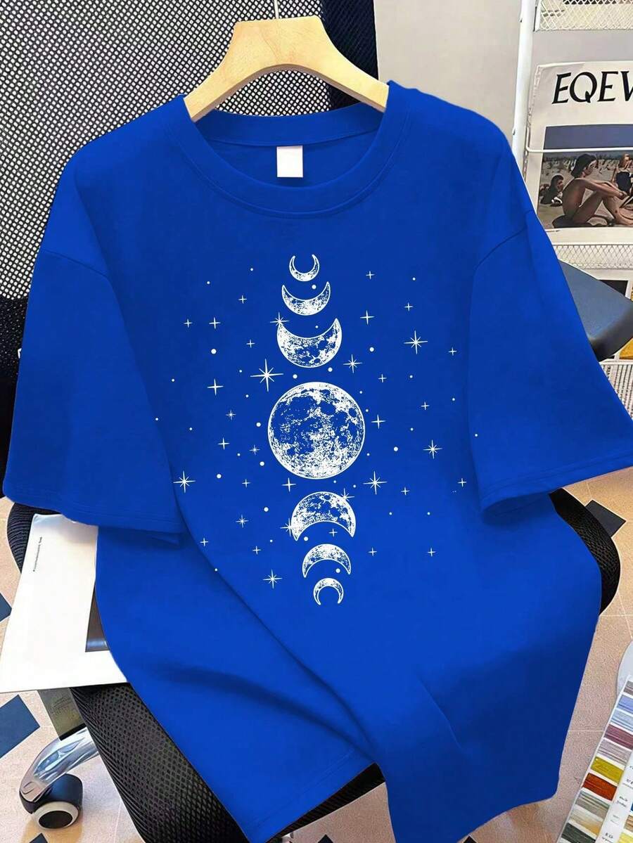 大尺碼女款月亮星星圖案圓領T恤,適合夏季度假、休閒假日、街頭風格;母親節禮物;送給媽媽的禮物;畢業短袖上衣;返校季;畢業典禮;女教師夏季校園穿搭。適合日常穿著、郊區、節慶、海灘、派對、學校、音樂節、度假、通勤等場合。必備短袖上衣 - 藍色 - 查看 1