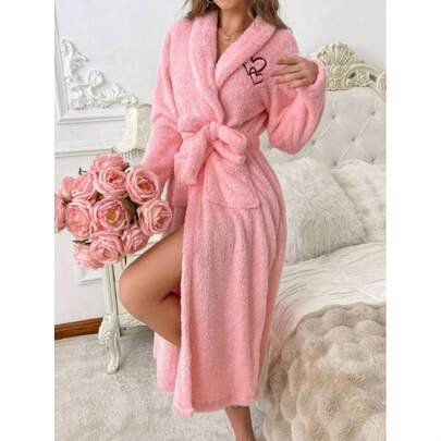 1. Áo choàng ngủ nữ bằng vải lông cừu mềm mại thêu hình trái tim, bộ đồ ngủ flannel mùa thu/đông mới, áo choàng tắm dài dày dặn bằng vải lông san hô cho nữ, áo choàng tắm bằng vải lông cừu thoải mái, áo choàng tắm dài tay ấm áp và thoáng khí, có túi và thắt lưng co giãn, áo choàng ngủ bằng vải lông cừu mềm mại cao cấp dành cho nữ, đồ mặc nhà mùa thu/đông, áo choàng dày dặn ấm áp màu trơn, dày mềm mại ấm áp và không bị rụng lông, đồ ngủ người lớn dùng trong khách sạn/nhà nghỉ/nhà riêng.
