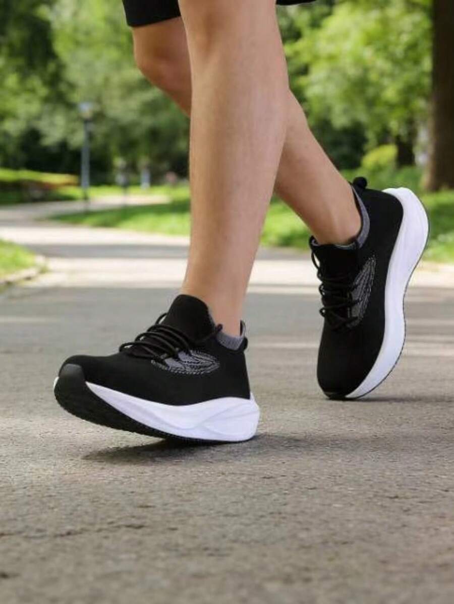 Sepatu Lari Pria Ringan dan Bernapas, Sepatu Kasual Olahraga Anti Selip - Hitam - View 1