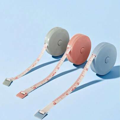 1 pezzo Nastro da sarta retrattile carino e mini, righello morbido, metro flessibile per misurare il corpo, adatto per perdita di peso, misurazione corporea medica, cucito e sartoria. Lunghezza del nastro: 1,5 m/60 pollici. Si prega di notare che durante il confezionamento e il trasporto, il prodotto potrebbe presentare graffi, leggero usura, scheggiature, macchie, crepe o leggero scolorimento. Questi non sono problemi di qualità e non influenzeranno l'uso normale del prodotto.