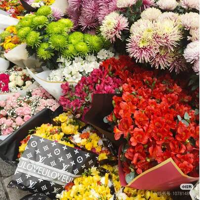 10张防水花卉包装纸，时尚优雅，适用于情人节、母亲节、圣诞节、婚礼、生日、周年纪念日、毕业典礼、新娘送礼会、派对礼物、求婚包装等场合。适合DIY装饰、礼品包装和插花，是花店和家庭使用的理想之选。质地优良，设计时尚，适用于各种场合和节日礼物。