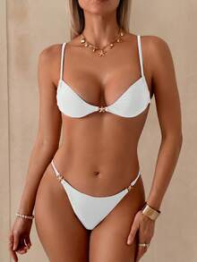 女士性感比基尼两件套。采用光泽亮丽的特殊面料，适合夏季海滩度假。休闲白色 - 白色 - 查看 1