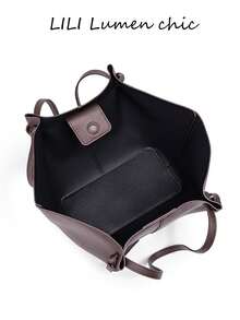 Sac fourre-tout en PU stylé avec un design texturé de litchi et une bandoulière à cordon. Son design élégant, son intérieur spacieux et sa construction légère en font un choix idéal pour les étudiantes universitaires et les jeunes femmes, convenant à diverses occasions telles que les déplacements pour le travail, les sorties scolaires, les événements professionnels et les fêtes. - Café - Voir 7
