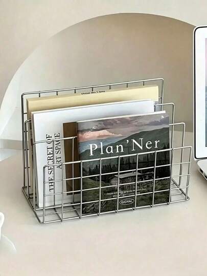 1/2 Kệ sách kim loại hiện đại, kèm giỏ đựng ba ngăn, giá để bàn bằng sắt đơn giản, hộp đựng đồ dùng văn phòng, kệ sách đa năng, hộp đựng báo và tạp chí, thích hợp cho việc lưu trữ và trang trí tại nhà và văn phòng.