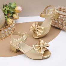1 Đôi sandal cao gót mũi hở, quai ngang mắt cá chân, đế dày, dễ thương cho bé gái, có nơ vàng, chất liệu mềm mại và nhẹ, có khóa dán điều chỉnh, phù hợp cho cả mặc hàng ngày và nhiều dịp khác nhau. - Rượu sâm banh - Xem 10