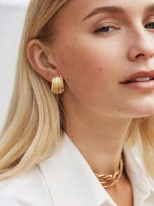 1 Pair Vintage French Pleated Wave Curved Hoop Earrings, Fashionable Asymmetrical Earrings For Women - Gold - View 3