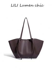 Sac fourre-tout en PU stylé avec un design texturé de litchi et une bandoulière à cordon. Son design élégant, son intérieur spacieux et sa construction légère en font un choix idéal pour les étudiantes universitaires et les jeunes femmes, convenant à diverses occasions telles que les déplacements pour le travail, les sorties scolaires, les événements professionnels et les fêtes. - Café - Voir 4
