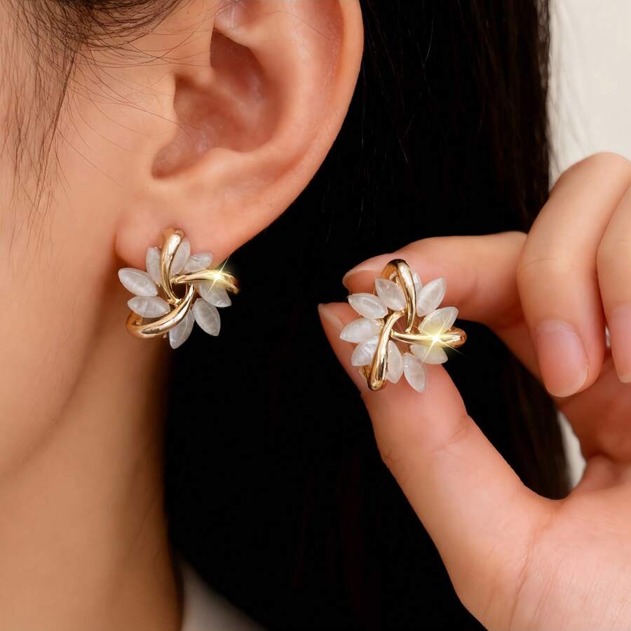 A Pair Of Elegant Floral Shaped Female Earrings That Can Be Chosen For Daily Commuting, Dating, Holidays, And More - Multicolor - View 1
