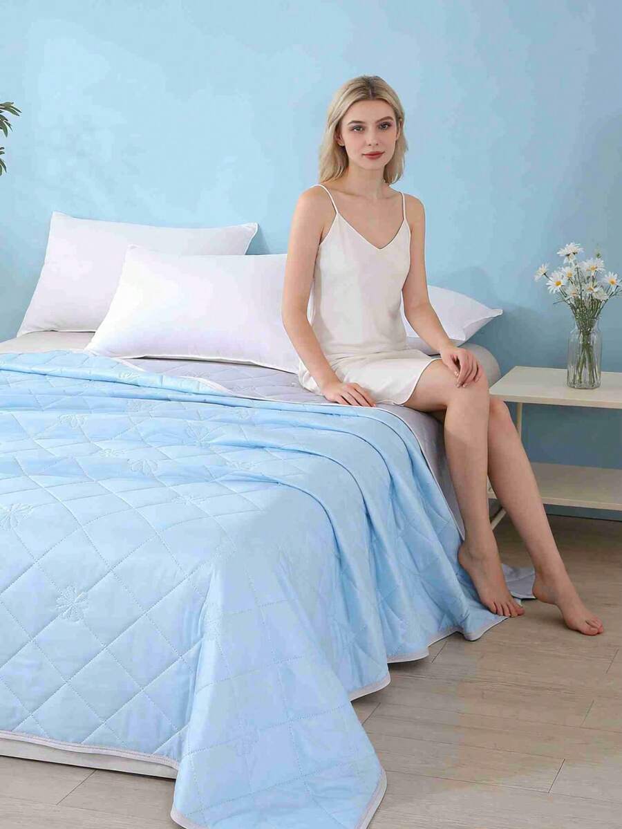 1pc Comfortable Minimalist Summer Quilt, Cooling Blanket, Super Soft, Breathable, Lightweight, Skin-Friendly, Smooth, Quick-Drying, Multi-Color Options, Soft, High Density, Elastic, Easy Care, Suitable For Single Or Double Bed, Compact Design, Suitable For All Seasons, Suitable For Home Bedroom, Living Room And Office Use - Sky Blue - View 1