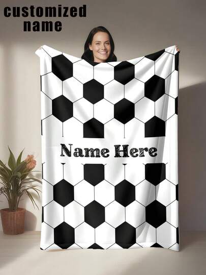 1 pieza Manta de franela con tema de textura de fútbol personalizada, con el clásico patrón de hexágono de fútbol en blanco y negro, admite texto personalizado, práctica y única - Impresión digital suave y cálida personalizada, resistente al desgarro, lavable a máquina, hipoalergénica, versátil para todas las estaciones, adecuada para sofá, cama, viaje, camping, sala de estar, oficina