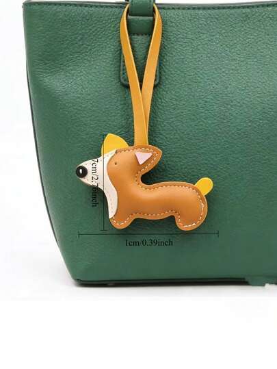 Một mặt dây chuyền hình thú cưng dễ thương, được làm từ da PU chất lượng cao. Có thể dễ dàng treo trên túi xách, móc khóa hoặc gương chiếu hậu ô tô. Nhẹ và dễ mang theo, mặt dây chuyền hình chó Corgi đáng yêu này là một món quà ý nghĩa dành cho bạn bè và những người yêu thú cưng.