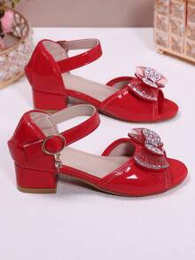 Giày sandal trẻ em màu đỏ đính nơ pha lê, giày hở mũi bằng da bóng, lót mềm không gây khó chịu, gót dày chống trơn trượt, giày biểu diễn dự tiệc sinh nhật. - Đỏ - Xem 8