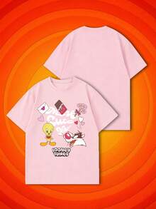 SHEIN X Looney Tunes Áo thun nữ tay ngắn mùa hè in hình vịt vàng hoạt hình cổ điển, họa tiết vui nhộn chủ đề Ngày Valentine, kết hợp giữa phong cách ngọt ngào nữ tính và thẩm mỹ retro Mỹ, rất tiện dụng cho các dịp lễ hội, thích hợp cho các buổi hẹn hò Ngày Valentine, đi chơi cùng bạn bè, chợ phiên, kỳ nghỉ hàng ngày, tụ họp ngày lễ, chụp ảnh đường phố, sự kiện trường học và nhiều hơn nữa. Một món đồ thiết yếu để tạo nên trang phục mang đậm phong cách Y2K Millennial và ngọt ngào. - Hồng - Xem 2
