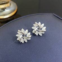 A Pair Of Elegant Floral Shaped Female Earrings That Can Be Chosen For Daily Commuting, Dating, Holidays, And More - Multicolor - View 4