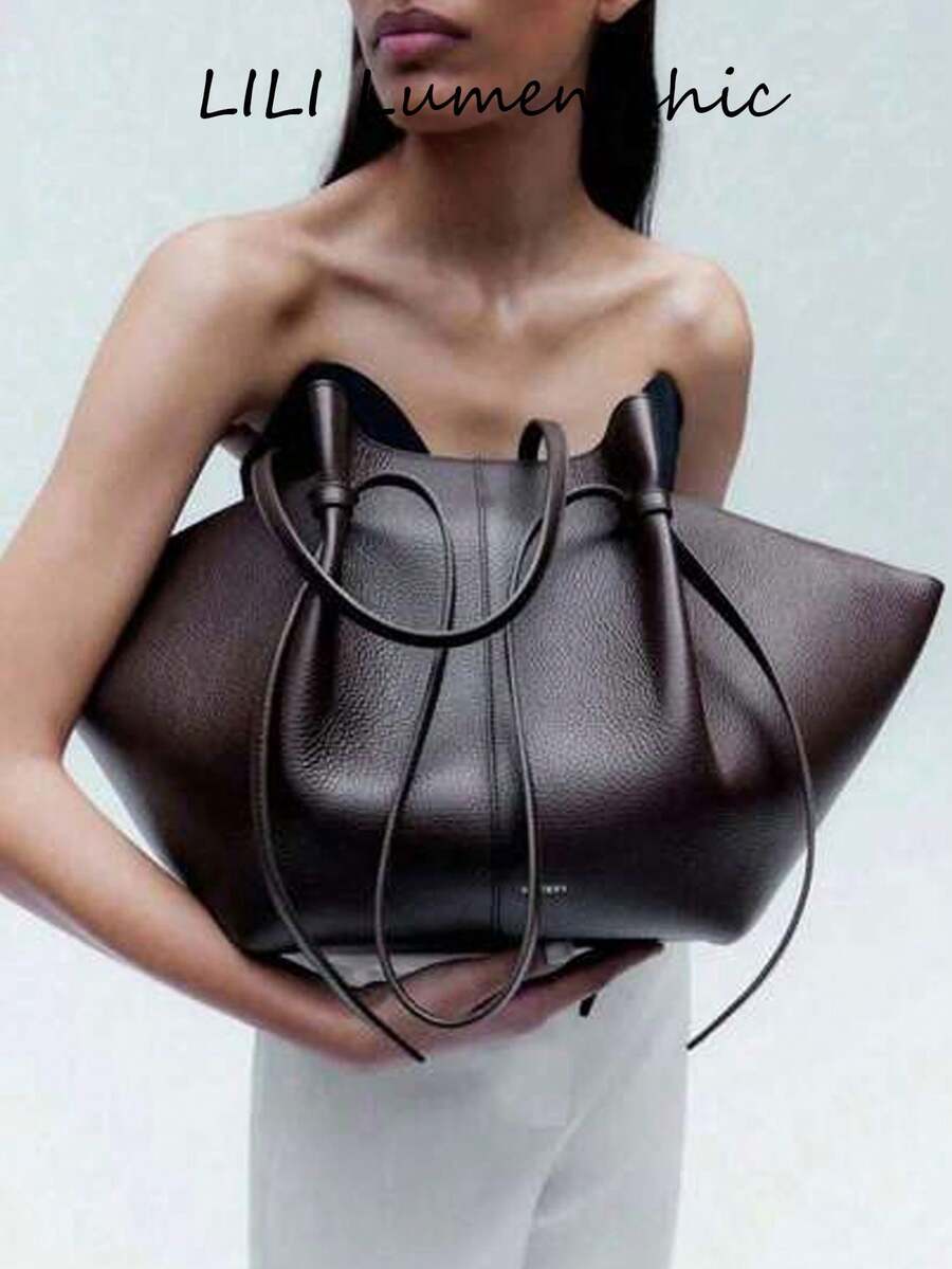 Sac fourre-tout en PU stylé avec un design texturé de litchi et une bandoulière à cordon. Son design élégant, son intérieur spacieux et sa construction légère en font un choix idéal pour les étudiantes universitaires et les jeunes femmes, convenant à diverses occasions telles que les déplacements pour le travail, les sorties scolaires, les événements professionnels et les fêtes. - Café - Voir 1