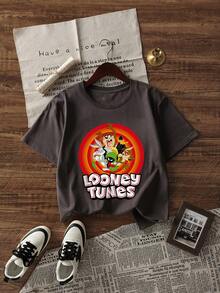 SHEIN X Looney Tunes Áo thun nữ tay ngắn mùa hè in hình hoạt hình cổ điển, họa tiết vui nhộn, sự kết hợp giữa phong cách retro Mỹ và thời trang đường phố, rất tiện dụng cho việc đi lại hàng ngày, phù hợp cho các buổi đi chơi của các cô gái, dã ngoại mùa hè, cuộc sống sinh viên, check-in mua sắm, chợ phiên, kỳ nghỉ ngắn ngày, thư giãn trong kỳ nghỉ và hơn thế nữa. Một chiếc áo tay ngắn giúp tạo nên những bộ trang phục giúp bạn trẻ trung hơn. - Màu xám đen - Xem 3