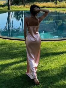 新款V领优雅吊带连衣裙，适合度假、浪漫约会和晚宴等场合。 - 香檳色 - 查看 2