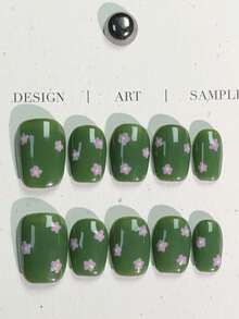 10 pièces d'autocollants d'ongles rectangulaires de couleur unie, de taille moyenne à longue, avec une base de couleur vert thé riche et ornée de délicates fleurs à 5 pétales roses et blanches. Minimaliste et élégant, dégageant une aura fraîche et raffinée. Convient aux femmes et aux filles pour porter lors de vacances, de fêtes et au quotidien. - Vert - Voir 2