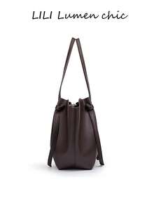 Sac fourre-tout en PU stylé avec un design texturé de litchi et une bandoulière à cordon. Son design élégant, son intérieur spacieux et sa construction légère en font un choix idéal pour les étudiantes universitaires et les jeunes femmes, convenant à diverses occasions telles que les déplacements pour le travail, les sorties scolaires, les événements professionnels et les fêtes. - Café - Voir 5