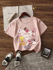 SHEIN X Looney Tunes Áo thun nữ tay ngắn mùa hè in hình vịt vàng hoạt hình cổ điển, họa tiết vui nhộn chủ đề Ngày Valentine, kết hợp giữa phong cách ngọt ngào nữ tính và thẩm mỹ retro Mỹ, rất tiện dụng cho các dịp lễ hội, thích hợp cho các buổi hẹn hò Ngày Valentine, đi chơi cùng bạn bè, chợ phiên, kỳ nghỉ hàng ngày, tụ họp ngày lễ, chụp ảnh đường phố, sự kiện trường học và nhiều hơn nữa. Một món đồ thiết yếu để tạo nên trang phục mang đậm phong cách Y2K Millennial và ngọt ngào. - Hồng - Xem 3