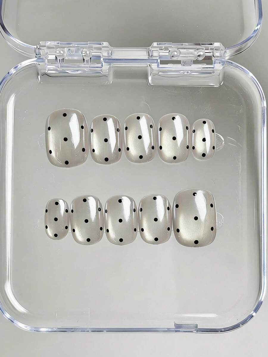 10片纯手工按压式美甲片，短款椭圆形美甲，黑色美甲，温柔简约甜美少女风，奶白色缎面猫眼底，手绘黑色波点，复古百搭的短款按压式美甲片，适合女性和女孩，春夏秋冬节日派对及日常生活使用。 - 黑色 - 查看 1